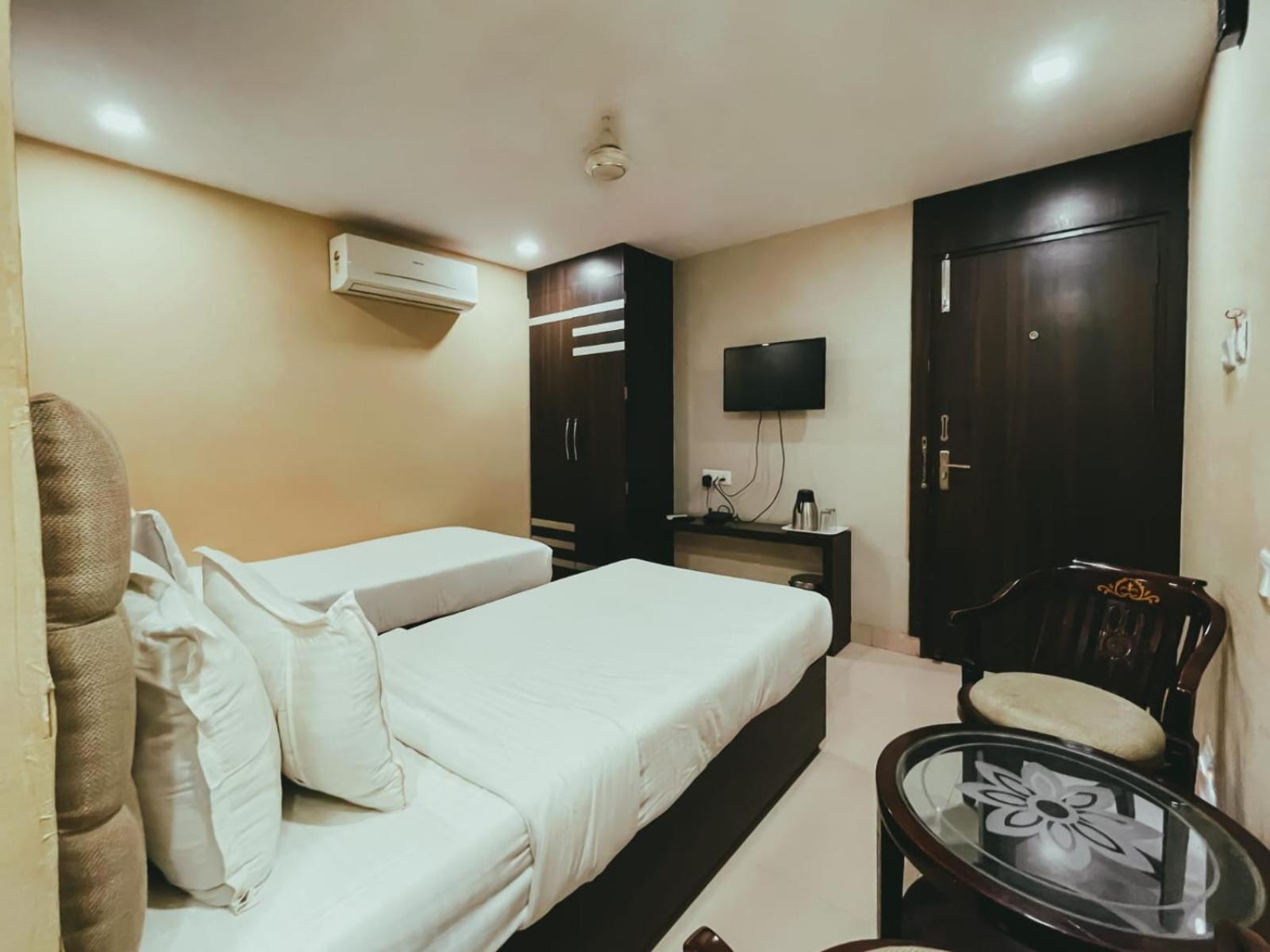 Hotel S L E Residency Варанаси Экстерьер фото