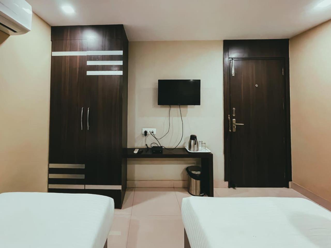 Hotel S L E Residency Варанаси Экстерьер фото