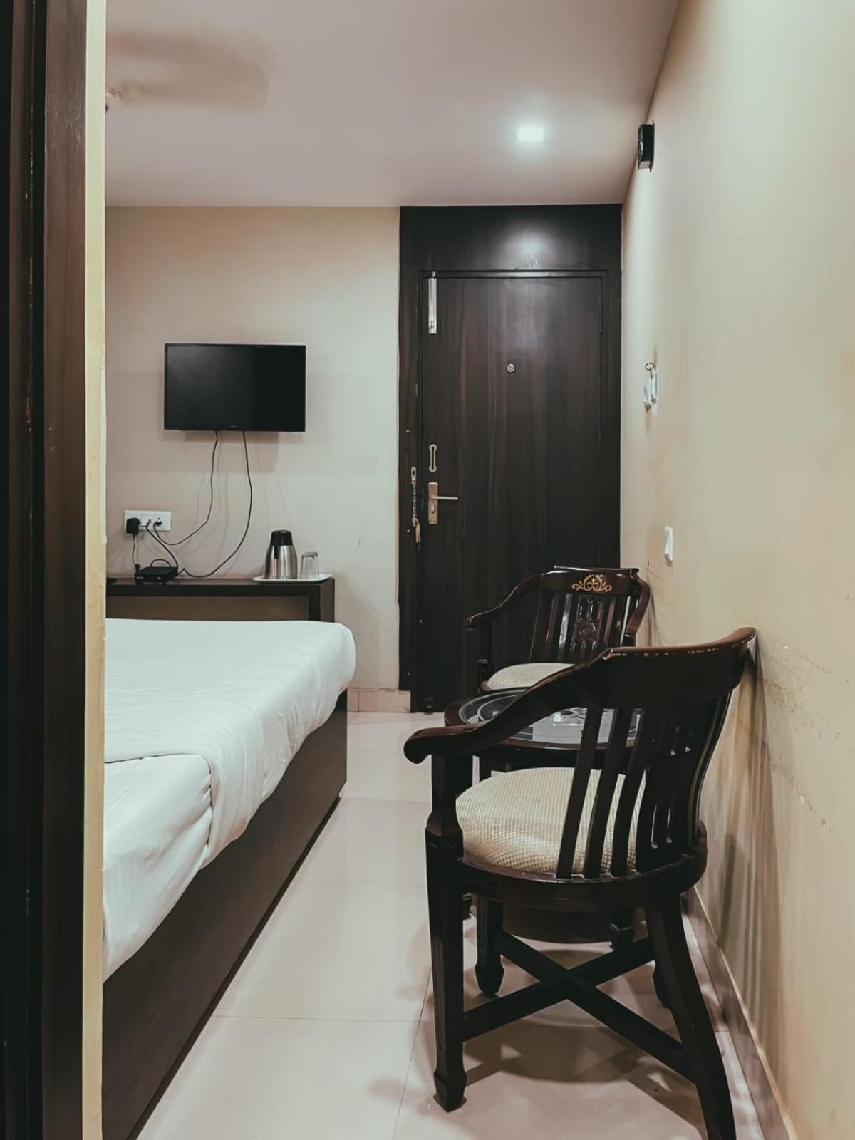 Hotel S L E Residency Варанаси Экстерьер фото