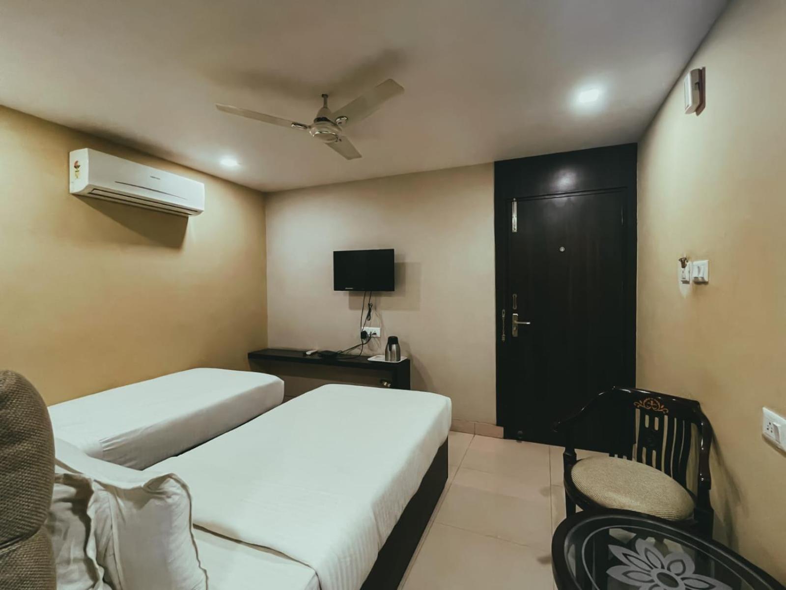 Hotel S L E Residency Варанаси Экстерьер фото