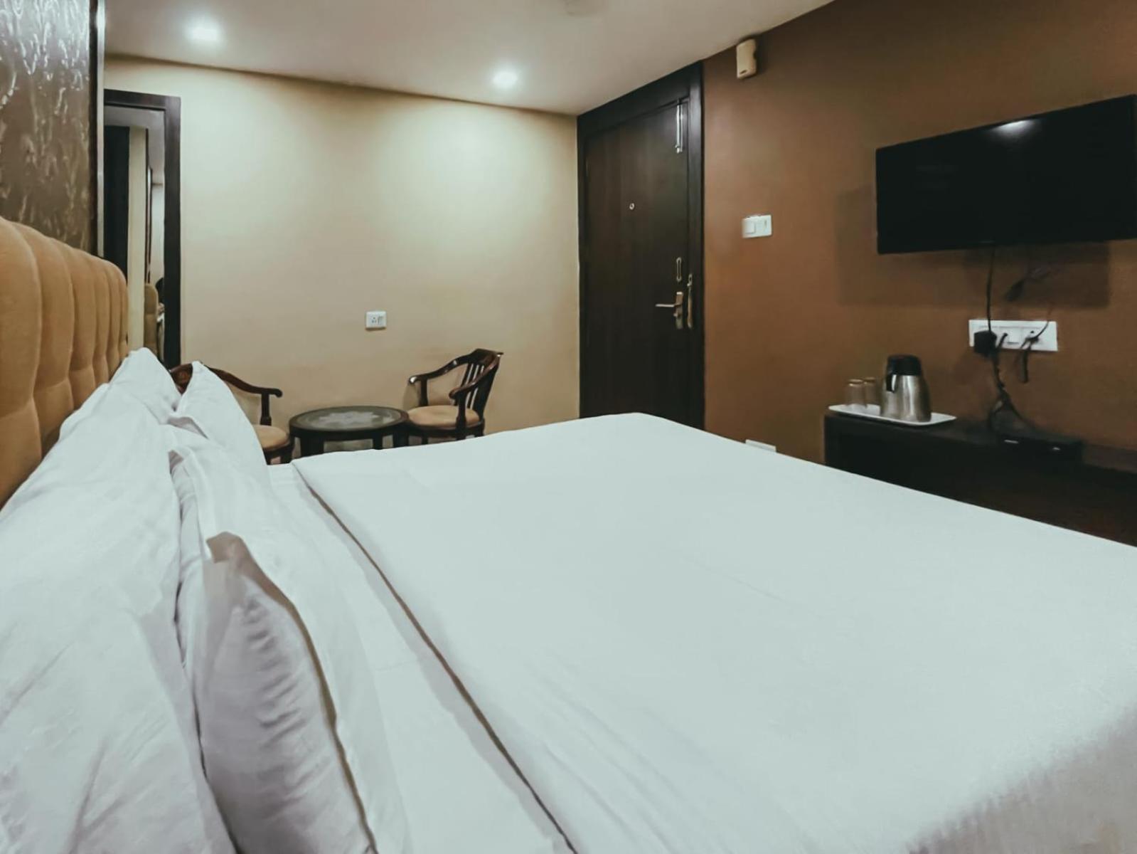 Hotel S L E Residency Варанаси Экстерьер фото