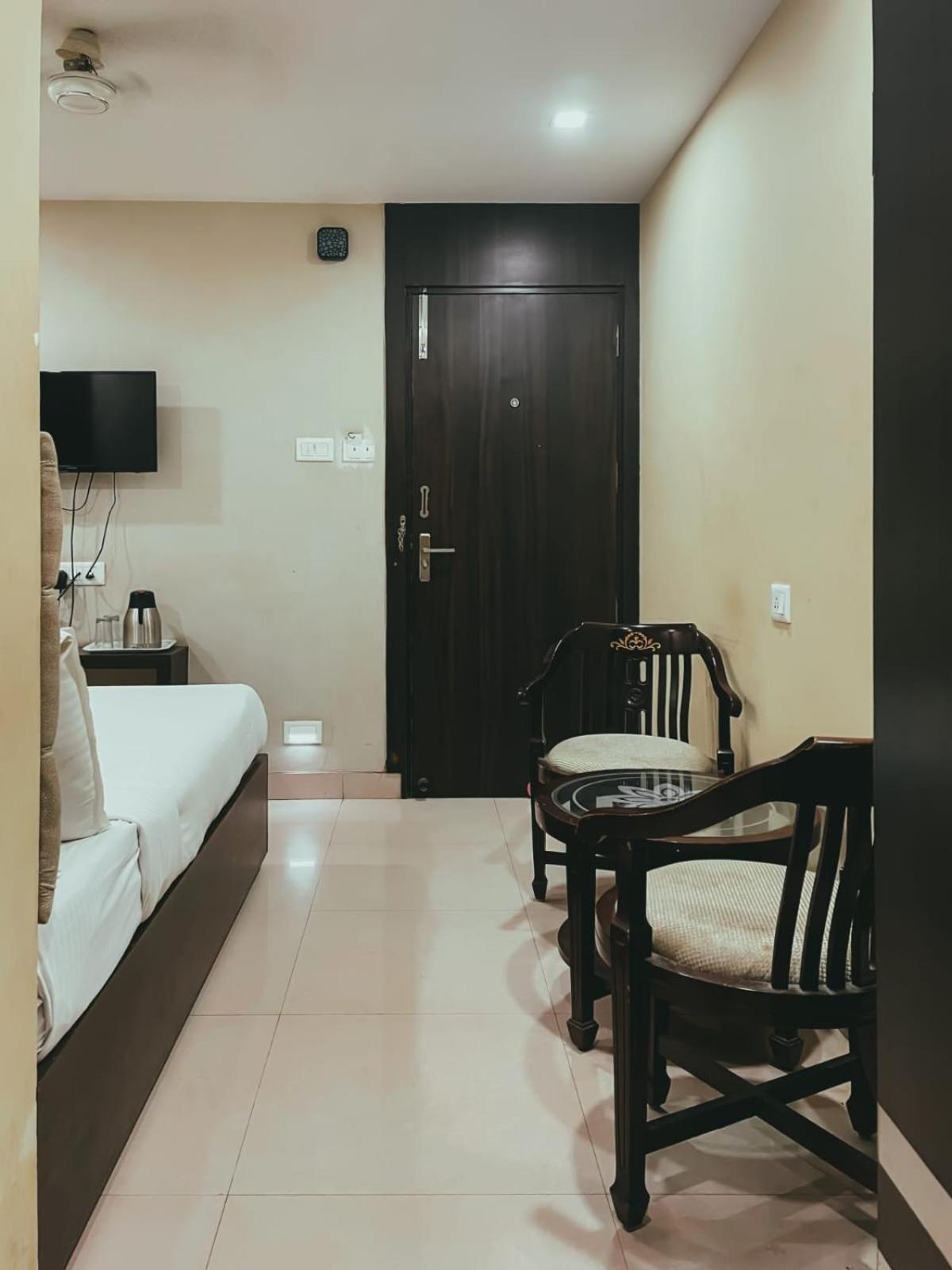 Hotel S L E Residency Варанаси Экстерьер фото