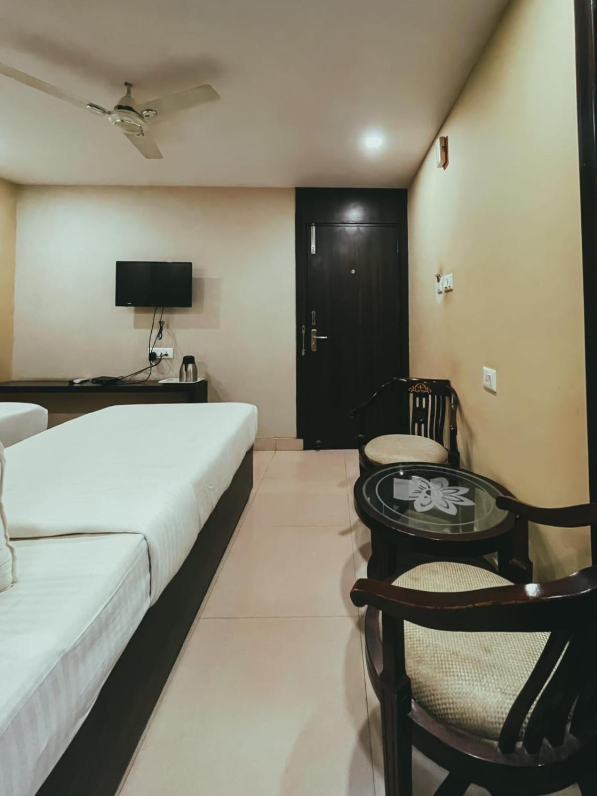 Hotel S L E Residency Варанаси Экстерьер фото