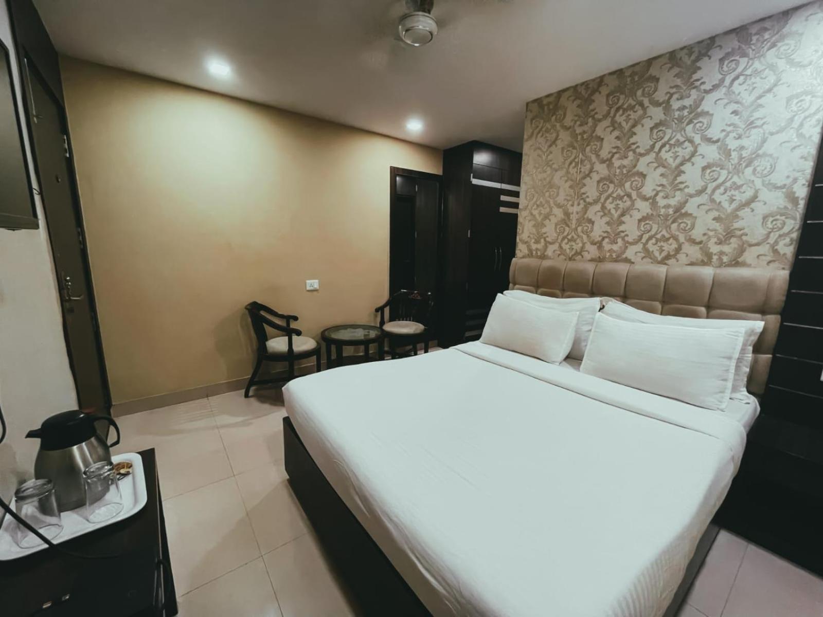 Hotel S L E Residency Варанаси Экстерьер фото