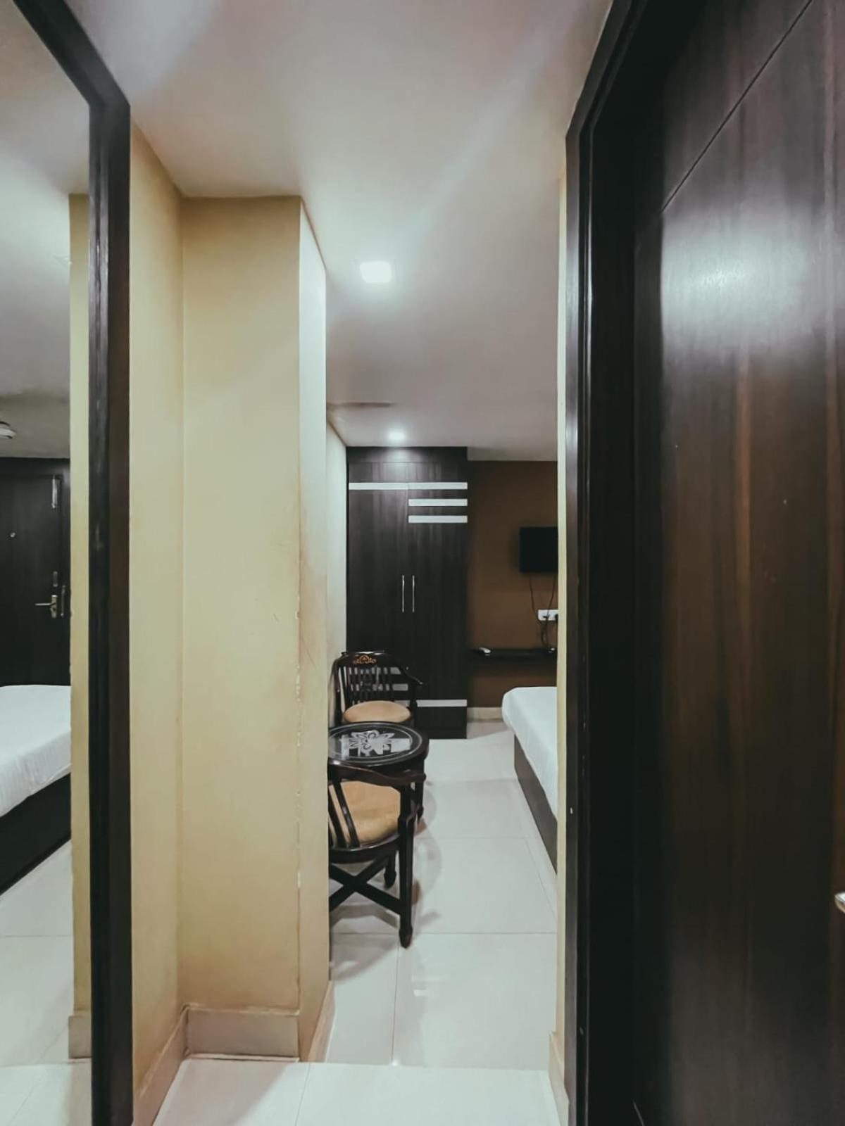 Hotel S L E Residency Варанаси Экстерьер фото