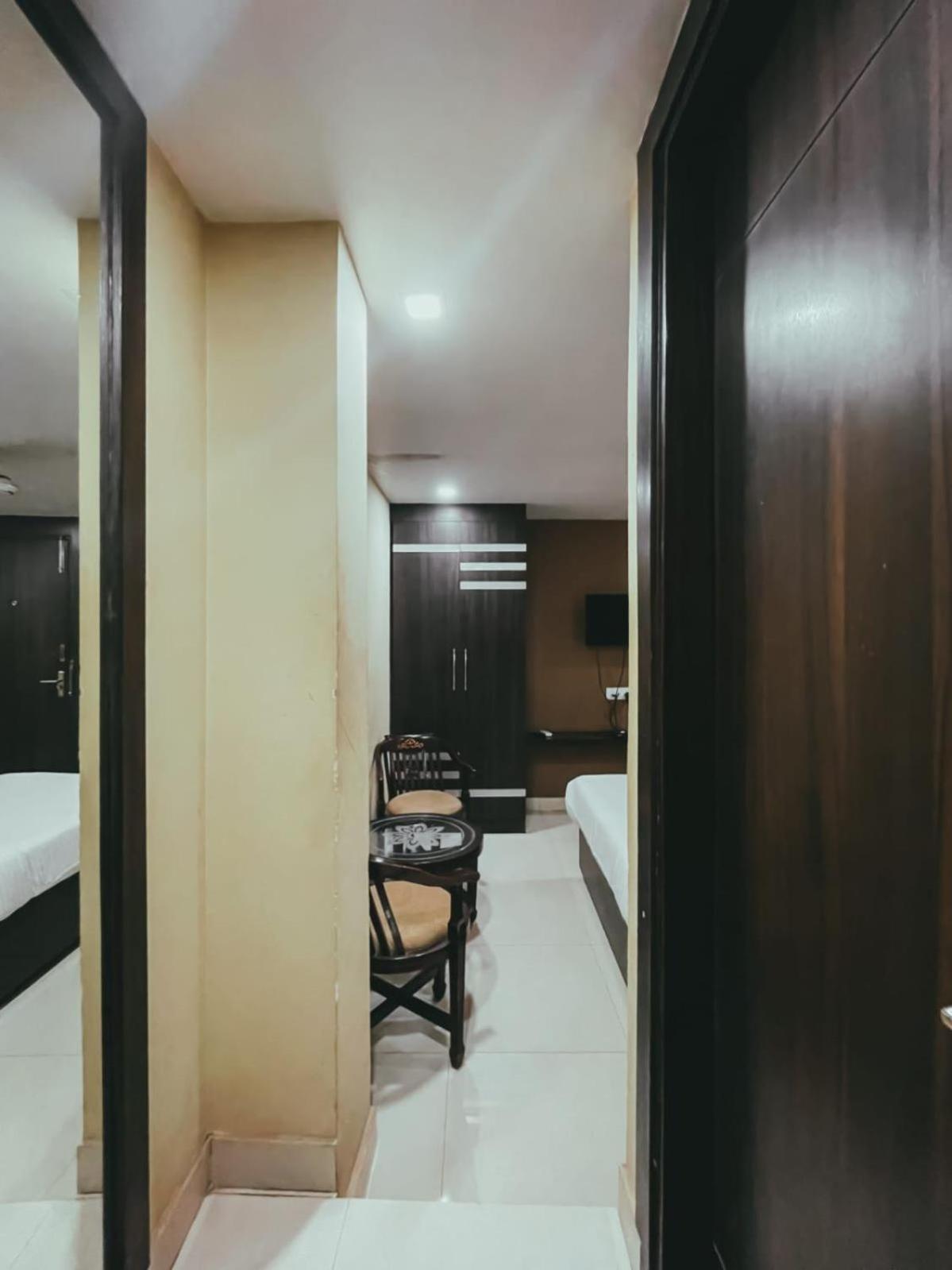 Hotel S L E Residency Варанаси Экстерьер фото
