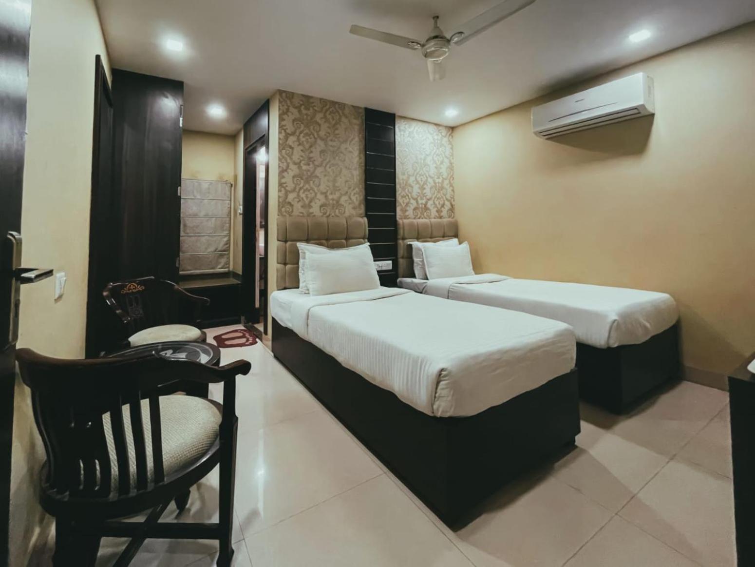 Hotel S L E Residency Варанаси Экстерьер фото